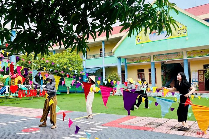 Chuẩn bị cho lễ khai giảng, giáo viên Trường Mầm non Xuân lộc (xã Xuân Lộc) đang hoàn tất công tác trang trí trường lớp.