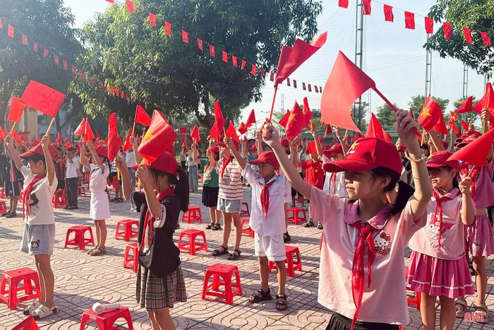  Hôm nay, nhiều trường học trên địa bàn toàn tỉnh cũng tổ chức tập dượt lần cuối các hoạt động tập thể, chuẩn bị cho lễ khai giảng. (Ảnh chụp tại Trường Tiểu học Can Lộc - xã Can Lộc và Trường Tiểu học Hoa Sen - phường Thành Sen. 
