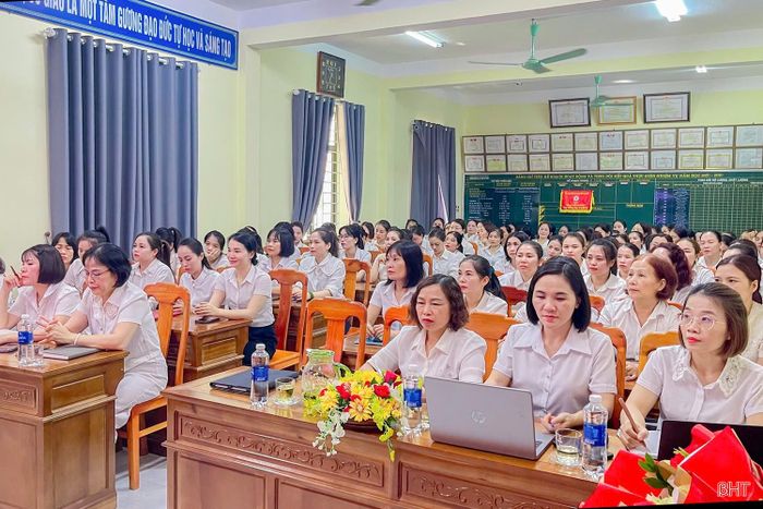 Trong sáng nay, Hội đồng sư phạm Trường Mầm non Hương Sơn đã họp triển khai công tác khai giảng và nhiệm vụ năm học mới.