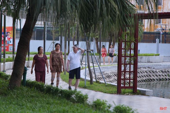  Tại hồ điều hòa Nam Hà, nhiều người dân đi bộ và thực hiện ﻿các bài tập thể dục góp phần tạo nên không gian buổi sớm tràn đầy sức sống. 