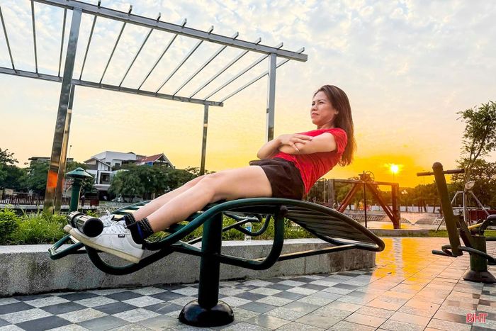 Các thiết bị tập luyện ngoài trời thu hút nhiều người dân, từ người cao tuổi đến người trẻ, góp phần đa dạng hóa hình thức rèn luyện sức khỏe ngay tại khu dân cư.