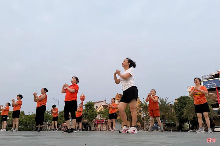 Không khí tập luyện sôi nổi tại công viên Lý Tự Trọng cho thấy phong trào rèn luyện thể thao đang dần trở thành một phần trong nhịp sống thường ngày của người dân phường Thành Sen.