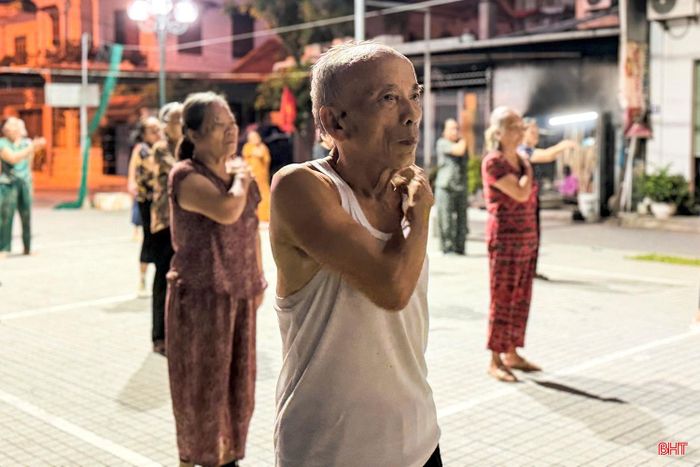 Ông Trần Xuân Hòa - hội viên Chi hội Người cao tuổi ở TDP 12 chia sẻ: "Tôi duy trì đều đặn các bài tập vào mỗi sáng, từ khởi động, vận động toàn thân đến các động tác dưỡng sinh, giúp cơ thể dẻo dai, linh hoạt và tạo tinh thần sảng khoái để bắt đầu ngày mới".