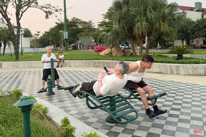 Từ sân nhà văn hóa TDP đến công viên và khu vực ven hồ điều hòa, nhiều không gian công cộng ở phường Thành Sen ngày càng sôi động bởi các hoạt động thể dục, thể thao cộng đồng, góp phần lan tỏa lối sống năng động, khỏe mạnh và xây dựng cộng đồng gắn kết tại phường Thành Sen.