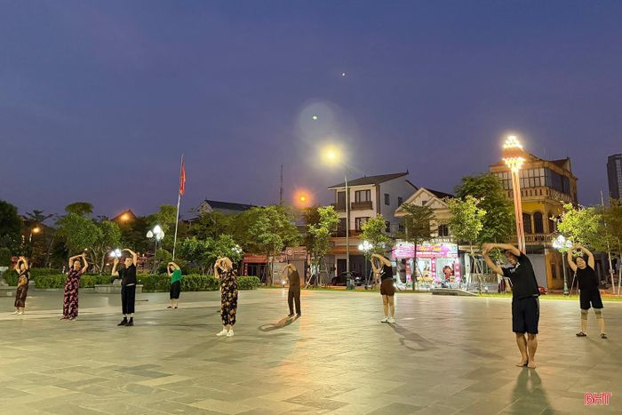 Sân công viên Lý Tự Trọng trở thành điểm hẹn quen thuộc của người dân vào mỗi buổi sáng, với nhiều hoạt động như đi bộ, tập thể dục, aerobic và các bài vận động ngoài trời.