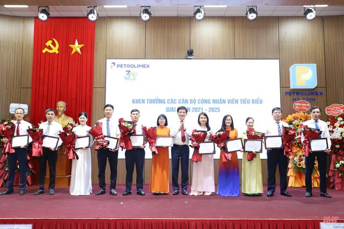 Ban Giám đốc Công ty TNHH MTV Petrolimex Hà Tĩnh trao giấy khen cho các cán bộ, công nhân viên tiêu biểu giai đoạn 2021 - 2025.