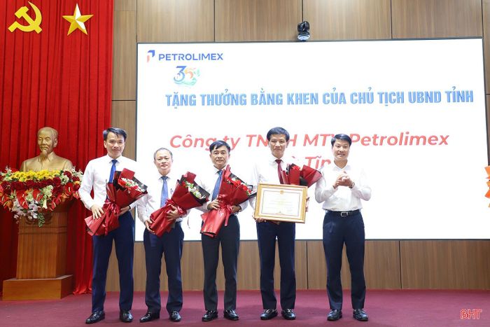 Bí thư Đảng ủy phường Thành Sen Trần Quang Tuấn trao bằng khen của Chủ tịch UBND tỉnh cho Công ty TNHH MTV Petrolimex Hà Tĩnh.