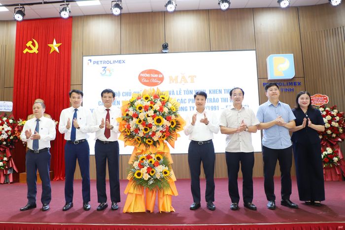 Lãnh đạo phường Thành Sen tặng hoa chúc mừng Petrolimex Hà Tĩnh.