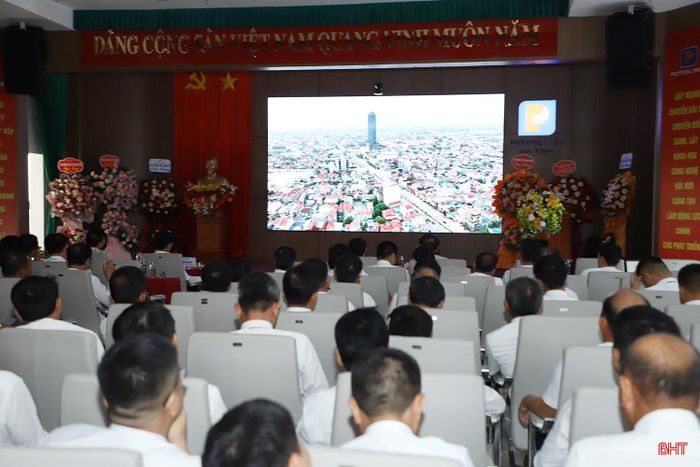 Đại biểu theo dõi phóng sự hành trình 35 năm phát triển của Petrolimex Hà Tĩnh.