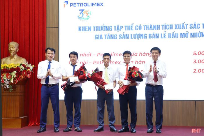 Ban Giám đốc Công ty TNHH MTV Petrolimex Hà Tĩnh khen thưởng các tập thể có thành tích trong gia tăng sản lượng bán lẻ dầu mỡ nhờn.