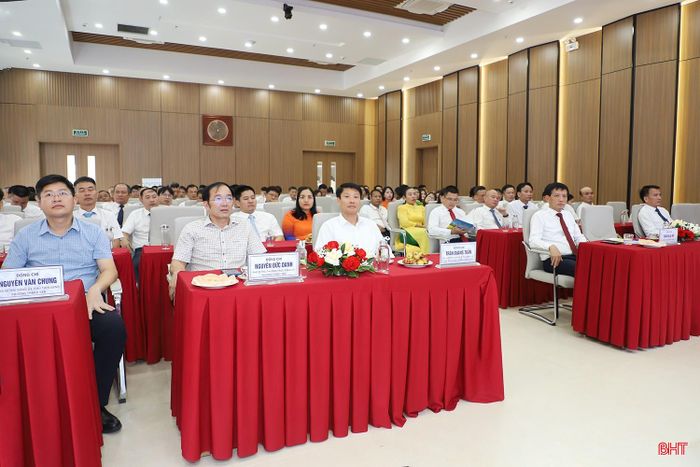 Đại biểu tham dự buổi lễ.