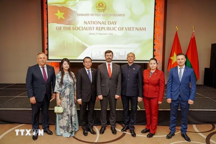 Lãnh đạo Đảng Cộng sản Belarus tới dự và chúc mừng Quốc khánh Việt Nam. (Ảnh: TTXVN phát)