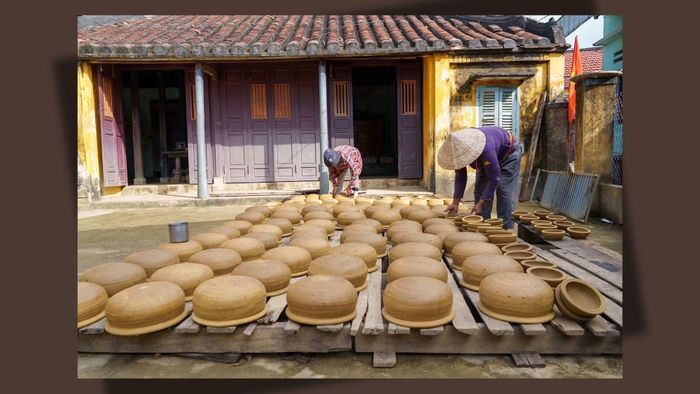 Làng gốm Thanh Hà với lịch sử hơn 500 năm hình thành và phát triển vẫn giữ nguyên hồn cốt của một làng nghề cổ. (Ảnh: Vietnam+)