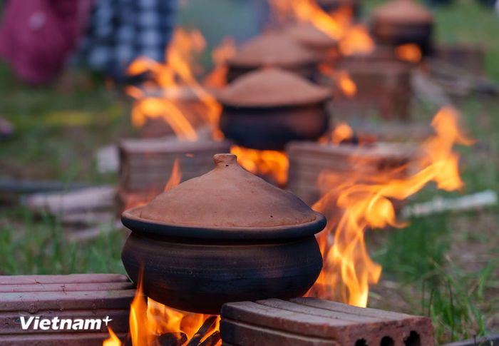 Hơn 500 năm đã đi qua, nhưng ngọn lửa ở làng gốm Thanh Hà vẫn rực cháy. (Ảnh: Vietnam+)