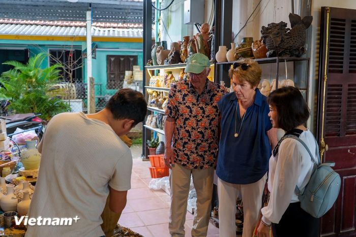 Du khách tham quan tại làng gốm Thanh Hà. (Ảnh: Vietnam+)