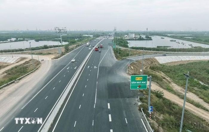 Đường dẫn từ cao tốc Hạ Long-Hải Phòng xuống nút giao được gắn biển chỉ dẫn. (Ảnh: Quốc Khánh/TTXVN)