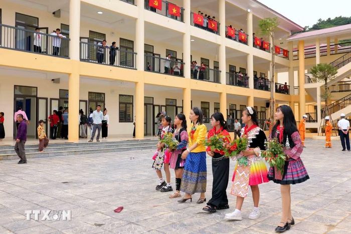 Thầy cô giáo và các em học sinh Trường phổ thông nội trú Tiểu học và Trung học cơ sở Yên Sơn, tỉnh Sơn La trong ngày khánh thành. (Ảnh: Quang Quyết/TTXVN)