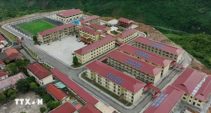 Trường Phổ thông nội trú liên cấp Tiểu học và Trung học cơ sở Pa Tần vùng biên giới Lai Châu được xây dựng khang trang, hiện đại. (Ảnh: Nguyễn Oanh/TTXVN)