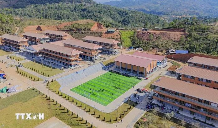 Những dãy lớp học khang trang, hiện đại của Trường Phổ thông nội trú liên cấp Tiểu học và Trung học cơ sở Si Pa Phìn, xã biên giới tỉnh Điện Biên. (Ảnh: Xuân Tư/TTXVN)