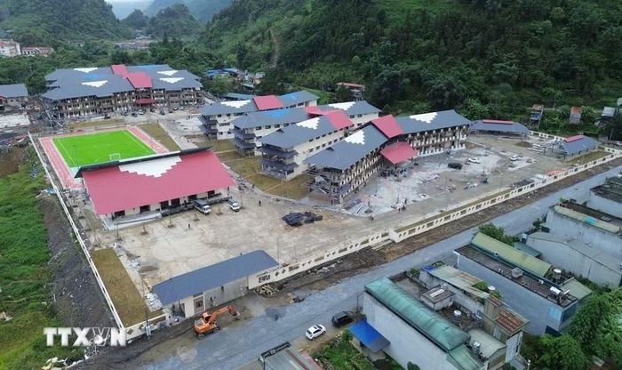 Trường phổ thông nội trú Tiểu học và trung học cơ sở Mường Khương có vốn đầu tư 255 tỷ đồng với những trang thiết bị hiện đại đáp ứng chỗ học cho 980 học sinh vùng biên giới. (Ảnh: Trần Việt/TTXVN)