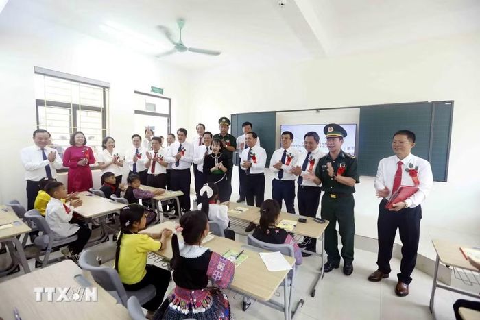 Đại biểu tham quan phòng học tại Trường phổ thông nội trú Tiểu học và Trung học cơ sở Yên Sơn, tỉnh Sơn La. (Ảnh: Quang Quyết/TTXVN)