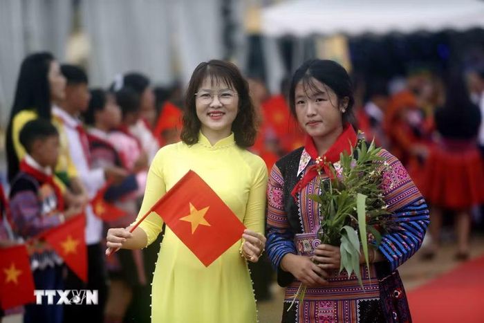 Cô giáo và các em học sinh Trường phổ thông nội trú Tiểu học và Trung học cơ sở Yên Sơn, tỉnh Sơn La hân hoan trong ngày khánh thành. (Ảnh: Quang Quyết/ TTXVN)