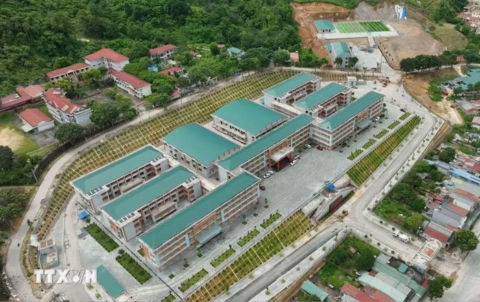 Trường Phổ thông nội trú liên cấp Tiểu học và Trung học cơ sở Phong Thổ, tỉnh Lai Châu mới được đầu tư xây dựng khang trang, hiện đại. (Ảnh: Nguyễn Oanh/TTXVN)