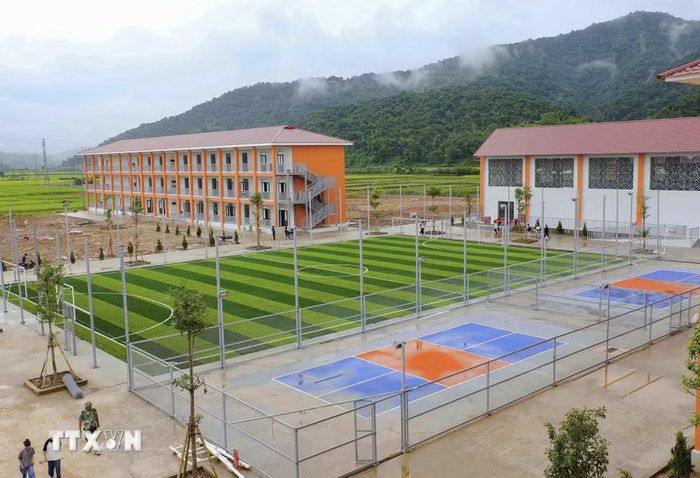 Sân bóng đá cỏ nhân tạo cùng khu nhà nội trú, nhà đa năng tạo không gian thuận lợi để học sinh học tập, rèn luyện thể chất và tham gia các hoạt động ngoại khóa của Trường Phổ thông nội trú Tiểu học và trung học cơ sở Sam Mứn, tỉnh Điện Biên. (Ảnh: Xuân Tư/TTXVN)