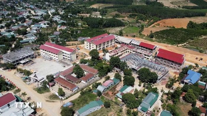 Trường phổ thông nội trú liên cấp Tiểu học-Trung học cơ sở xã Rờ Kơi (Quảng Ngãi) được đầu tư xây dựng khang trang sẵn sàng cho năm học mới 2026-2027. (Ảnh: Dư Toán/TTXVN)