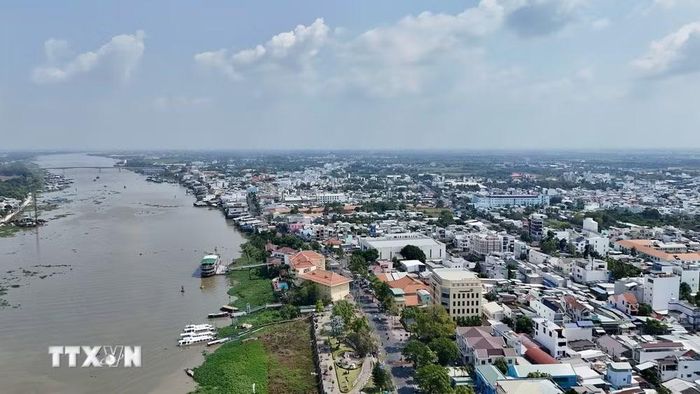 Đô thị Châu Đốc, An Giang bình yên nằm bên bờ sông Hậu. (Ảnh: Thanh Sang/TTXVN)