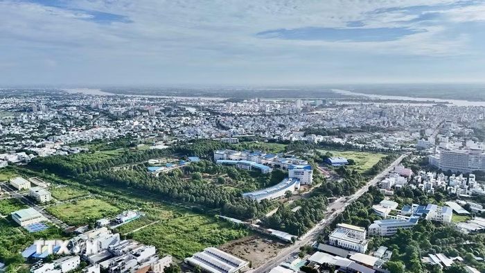 Một góc đô thị Long Xuyên nhìn từ trường Đại học An Giang hướng về dòng sông Hậu. (Ảnh: Thanh Sang/TTXVN)