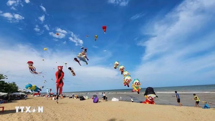 Biển Sầm Sơn rực rỡ trong Festival diều bay cùng gió biển. (Ảnh: TTXVN phát)