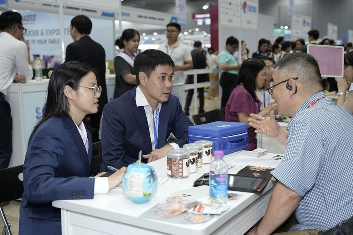 Các doanh nghiệp Việt Nam giới thiệu về sản phẩm nông sản chế biến sâu. (Ảnh: CTV/Vietnam+)