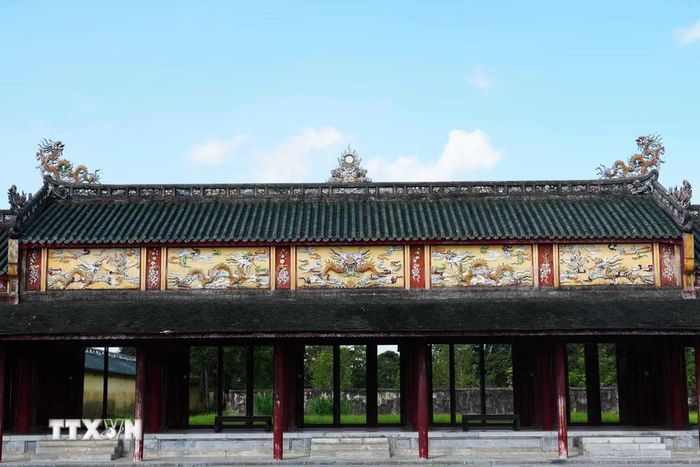 Các tầng mái của Trường Lang, Đại Nội Huế lợp ngói lưu ly tôn vẻ cổ kính và uy nghi. (Ảnh: Nguyên Lý/TTXVN)