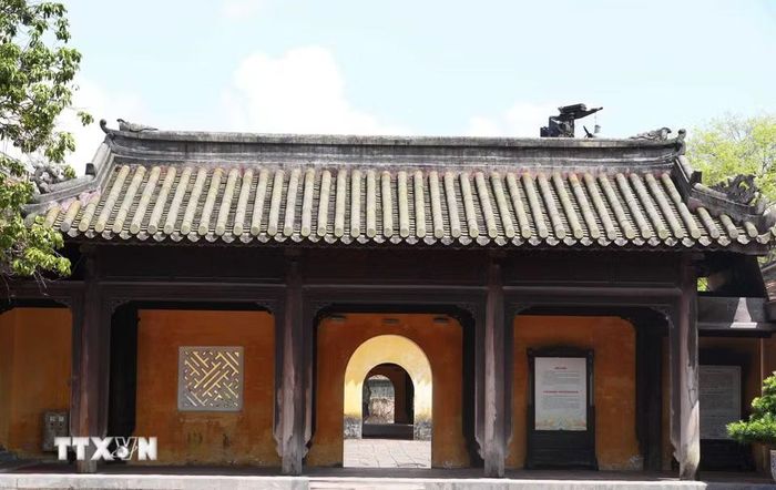 Mái của công trình trong cung Diên Thọ, Đại Nội Huế lợp ngói lưu ly tôn vẻ cổ kính và uy nghi. (Ảnh: Nguyên Lý/TTXVN)