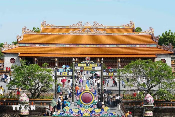 Mái điện Thái Hòa, Đại Nội Huế lợp ngói hoàng lưu ly, tượng trưng cho uy quyền và sự tôn nghiêm. (Ảnh: Nguyên Lý/TTXVN)
