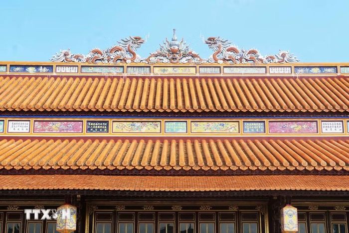 Mái điện Thái Hòa, Đại Nội Huế lợp ngói hoàng lưu ly, tượng trưng cho uy quyền và sự tôn nghiêm. (Ảnh: Nguyên Lý/TTXVN)