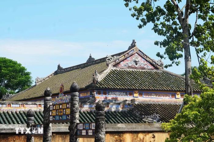 Ngói lưu ly trên mái Tả Vu, Đại Nội Huế tôn vẻ cổ kính, uy nghi. (Ảnh: Nguyên Lý/TTXVN)