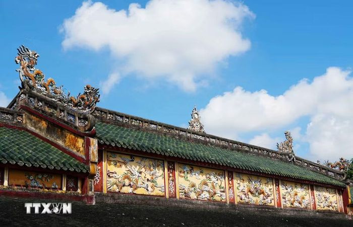 Mái của Trường Lang trong Đại Nội Huế lợp ngói lưu ly tôn vẻ cổ kính và uy nghi. (Ảnh: Nguyên Lý/TTXVN)