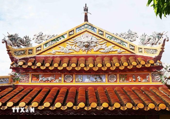 Màu ngói lưu ly trên mái Triệu Tổ Miếu, Đại Nội Huế tôn vẻ tôn nghiêm, cổ kính. (Ảnh: Nguyên Lý/TTXVN)