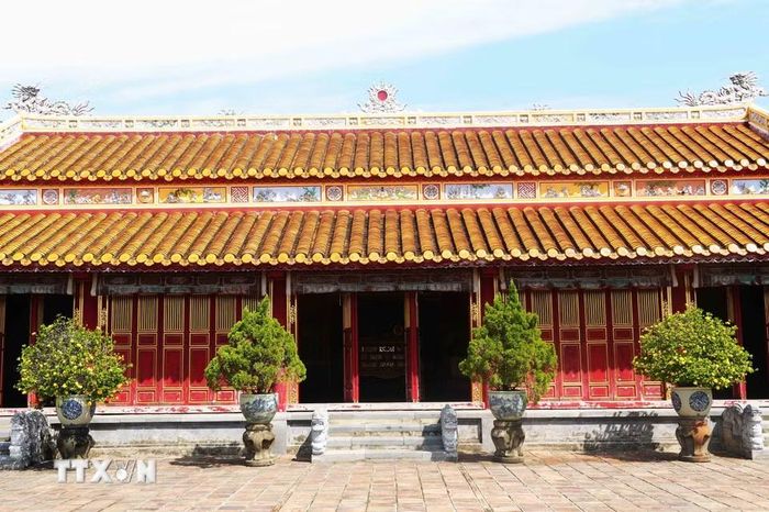 Màu ngói lưu ly trên mái Triệu Tổ Miếu, Đại Nội Huế tôn vẻ tôn nghiêm, cổ kính. (Ảnh: Nguyên Lý/TTXVN)