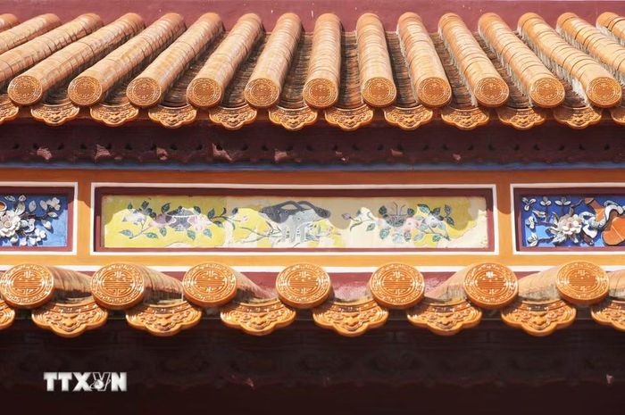 Ngói lưu ly trên mái các công trình di sản, được ví như linh hồn của kiến trúc cung đình Huế. (Ảnh: Nguyên Lý/TTXVN)