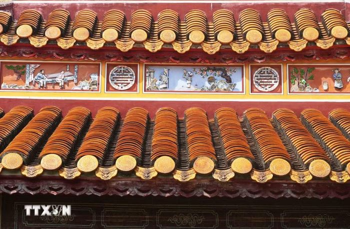Màu ngói lưu ly trên mái Triệu Tổ Miếu, Đại Nội Huế tôn vẻ tôn nghiêm, cổ kính. (Ảnh: Nguyên Lý/TTXVN)