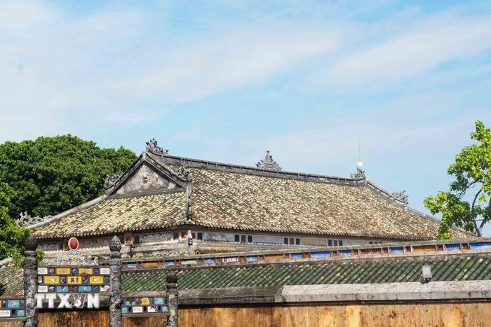 Ngói lưu ly trên mái Hữu Vu, Đại Nội Huế tôn vẻ cổ kính, uy nghi. (Ảnh: Nguyên Lý/TTXVN)