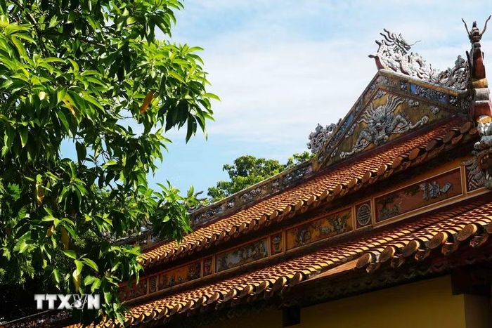 Lớp men của ngói lưu ly phản chiếu ánh nắng mặt trời, làm cho di sản Huế thêm phần sinh động. (Ảnh: Nguyên Lý/TTXVN)
