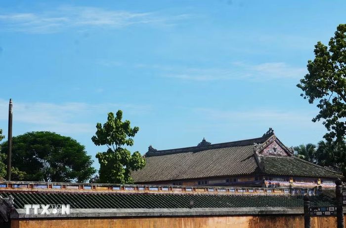 Ngói lưu ly trên mái Tả Vu, Đại Nội Huế tôn vẻ cổ kính, uy nghi. (Ảnh: Nguyên Lý/TTXVN)