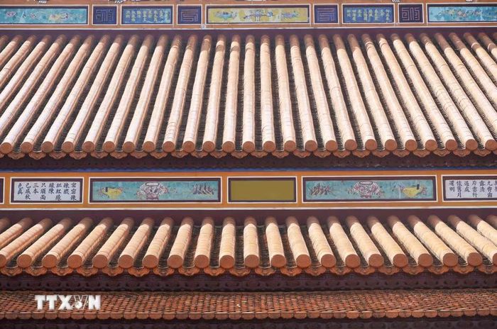 Lớp men của ngói lưu ly phản chiếu ánh nắng mặt trời, làm cho di sản Huế thêm phần sinh động. (Ảnh: Nguyên Lý/TTXVN)