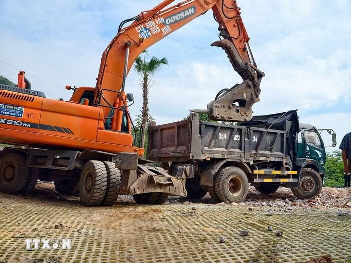 Phương tiện cơ giới phá dỡ các hạng mục xây dựng vi phạm tại khu vực hồ Đồng Đò, thôn Thái Vụ. (Ảnh: Trung Nguyên/TTXVN)