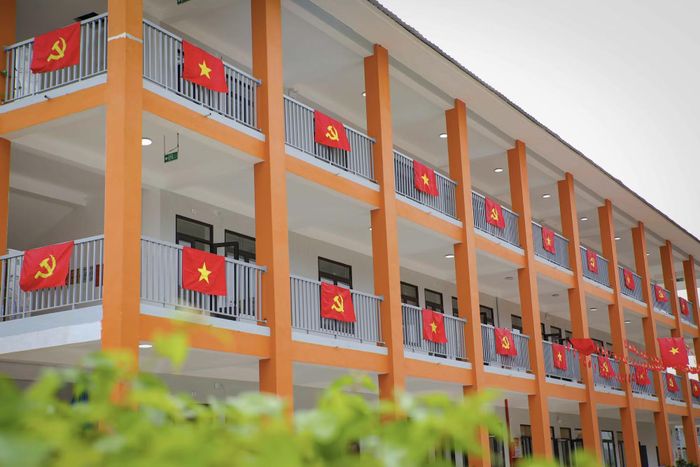 Niềm vui của học sinh Trường Phổ thông nội trú Tiểu học và Trung học cơ sở Sam Mứn khi được học ở ngôi trường mới. (Ảnh: Xuân Tư/TTXVN)