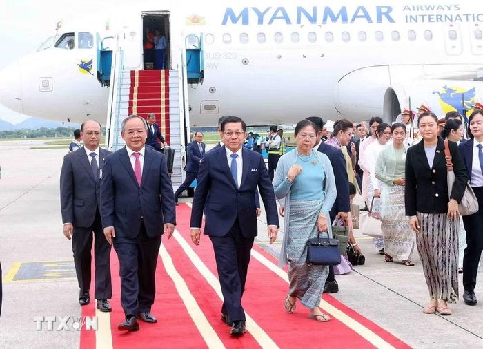 Chủ nhiệm Văn phòng Chủ tịch nước Lê Khánh Hải đón Tổng thống nước Cộng hòa Liên bang Myanmar Min Aung Hlaing và Phu nhân tại sân bay quốc tế Nội Bài, Hà Nội. (Ảnh: Phạm Kiên/TTXVN)